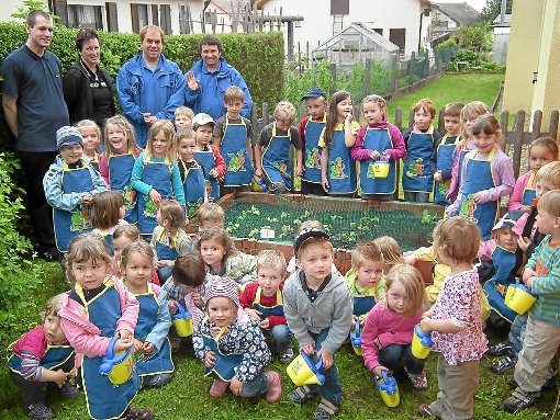 Kleine Gärtner pflanzten im Kindergarten Gemüse an. Foto: Stocker Foto: Schwarzwälder-Bote