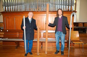 Werner Obergfell vom Kirchenrat (links) und Kantor Jochen Kiene präsentieren die neuen Pfeifen vor der Orgel.Foto: Ziechaus Foto: Schwarzwälder Bote