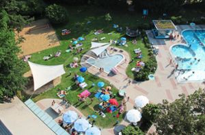 An sonnigen Tagen kommen oft mehr als 1000 Besucher ins Schlossparkbad. Das Badewasser aufzuwärmen kostet die Stadt keinen Cent. Foto: sb