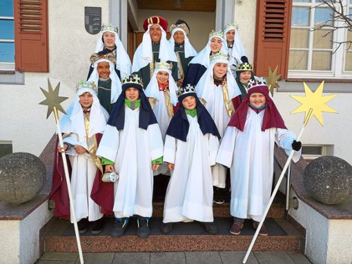 Die Sternsinger sind am Dreikönigstag in der Kirche St. Nikolaus in Weilen unter den Rinnen ausgesandt worden.  Foto: Pröpster