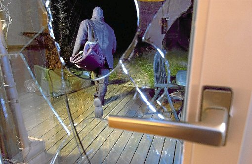 Nach dem Handgemenge mit dem Hauseigentümer konnte der Einbrecher durch ein Fenster flüchten. (Symbolfoto) Foto: Archiv