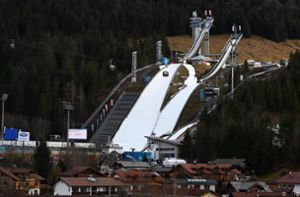 Von Wintersportatmosphäre ist in Oberstdorf nichts zu spüren. Foto: AFP/CHRISTOF STACHE