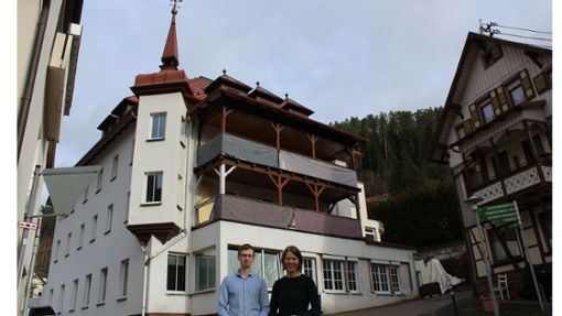 Daniel Röber und Elisabeth Röber-Berlin machen  mit der Familie aus dem alten Gebäude die „Villa Zavelstein“ Foto: Verena Parage