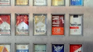 Diebe reißen Zigarettenautomaten aus Wand