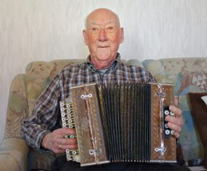 Musik gehört zum Leben von Ewald Maier aus Winterlingen, der am Freitag 90 Jahre alt wird. Foto: Dietsche Foto: Schwarzwälder Bote