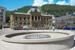Der Katharinenbrunnen vor dem Palais Thermal in Bad Wildbad ist derzeit defekt. Foto: Schabert Foto: Schwarzwälder Bote