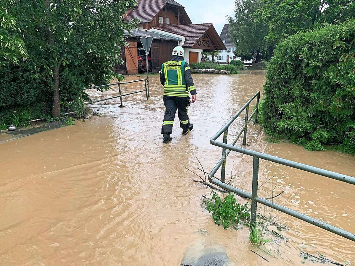 In Sumpfohren tritt am Montagabend der Dorfbach eber die Ufer. Rund 40 Feuerwehrleute sind im Einsatz, Keller müssen ausgepumpt werden.