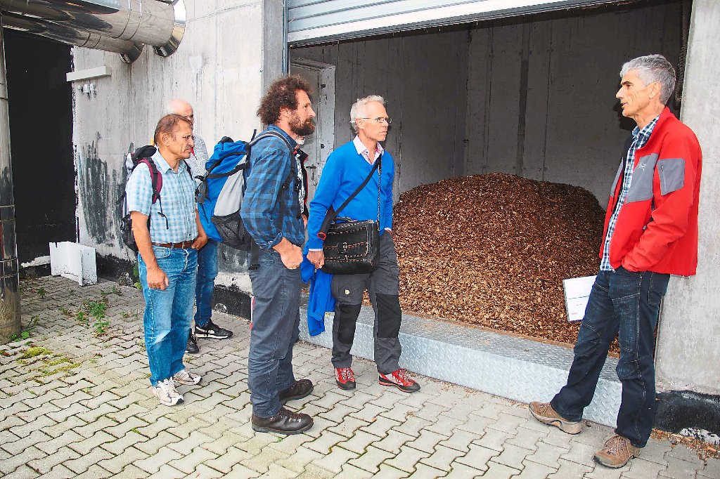 140 Kubikmeter Hackschnitzel können in diesem Bunker für die Hackschnitzelanlage der Firma Rena eingelagert werden, wie Wolfgang Mahler (rechts) erläuterte.  Foto: Heimpel Foto: Schwarzwälder-Bote