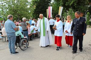 Auch diesen Rollstuhl segnet Palmbühl-Pfarrer Josef Schäfer, begleitet von Gerhard Mozer. Foto: Dillmann Foto: Schwarzwälder Bote