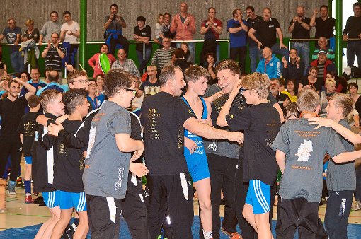 Es ist geschafft: Lukas Brenns (Mitte, blaues Trikot) Punktniederlage feierten  die Tennenbronner Trainer und Mannschaftskollegen wie einen  Sieg.  Foto: Herzog