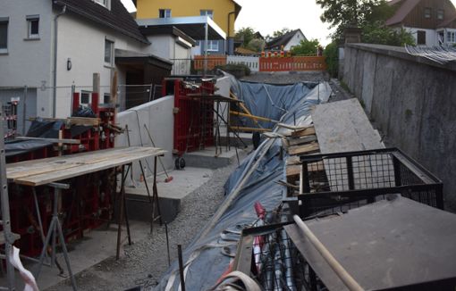Zurzeit wird in Holzhausen die Stützmauer beim alten Friedhof neu gebaut.Foto: Heidepriem Foto: Schwarzwälder Bote