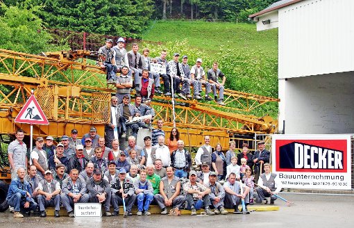 Die Belegschaft des Nusplinger Bauunternehmens Decker freut sich über den runden Firmengeburtstag.  Fotos: Privat Foto: Schwarzwälder-Bote