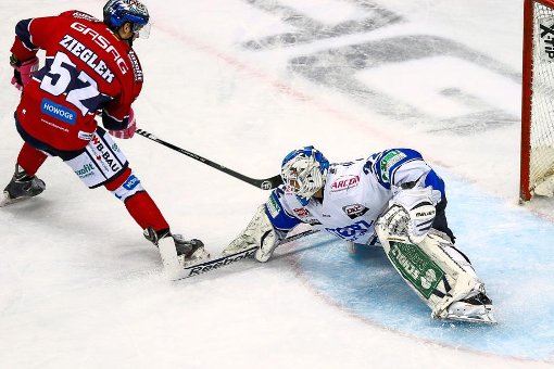 Schwenningens Goalie Dimitri Pätzold parierte in der 57. Minute einen Penalty von Eisbär Sven Ziegler. Foto: Eibner