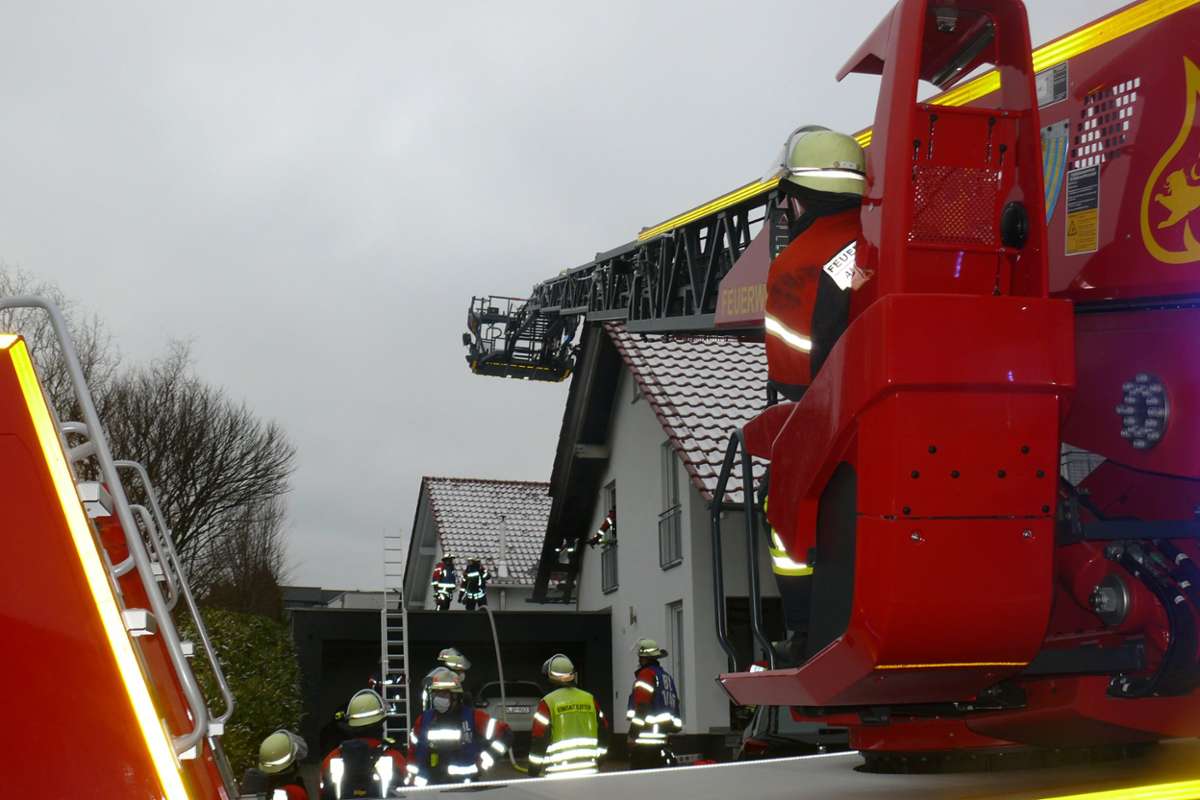 Auch die Drehleiter war bei dem Brand in Balingen im Einsatz.