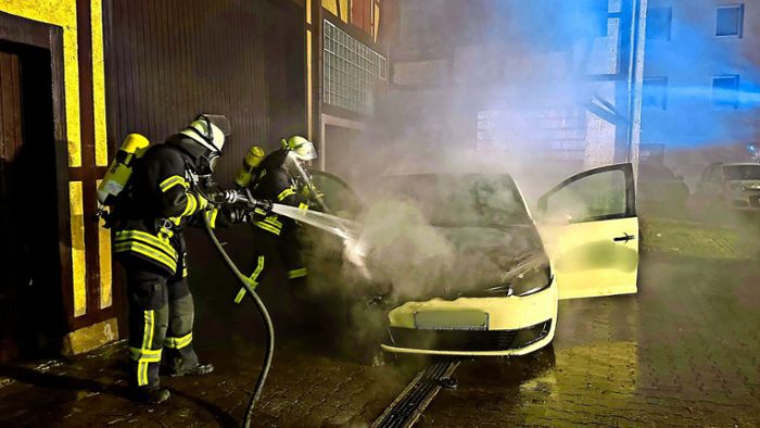 Ein Auto brennt in Eutingen