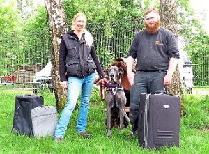Tierheimleiterin Nadine Vögel, Hund Kira und Mitarbeiter Timo Detta stehen für den Umzug bereit. Foto: Bombardi
