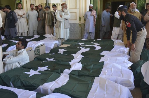 Angehörige suchen ihre toten Familienmitglieder nach dem Anschlag von Quetta. Foto: AP
