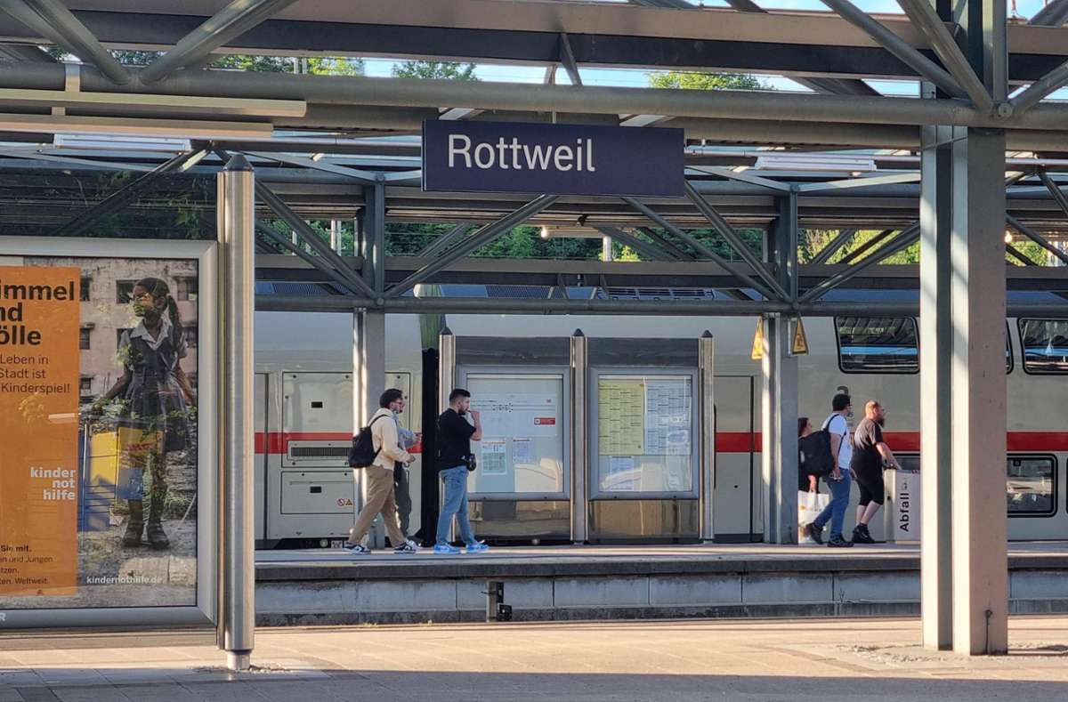 Fahren am Rottweiler Bahnhof ab Mitte 2025 S-Bahn-Züge ein? Der Regionalverband Schwarzwald-Baar-Heuberg wünscht sich dieses Szenario und drängt gar auf eine Verlängerung bis nach Singen. Foto: Otto