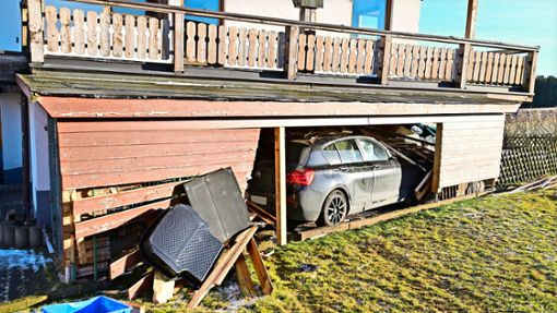 Der BMW durchbrach zunächst den Holzverschlag und blieb dann stehen. Das Haus wurde durch die Wucht des Aufpralls schwer beschädigt. Foto: Roland Sprich