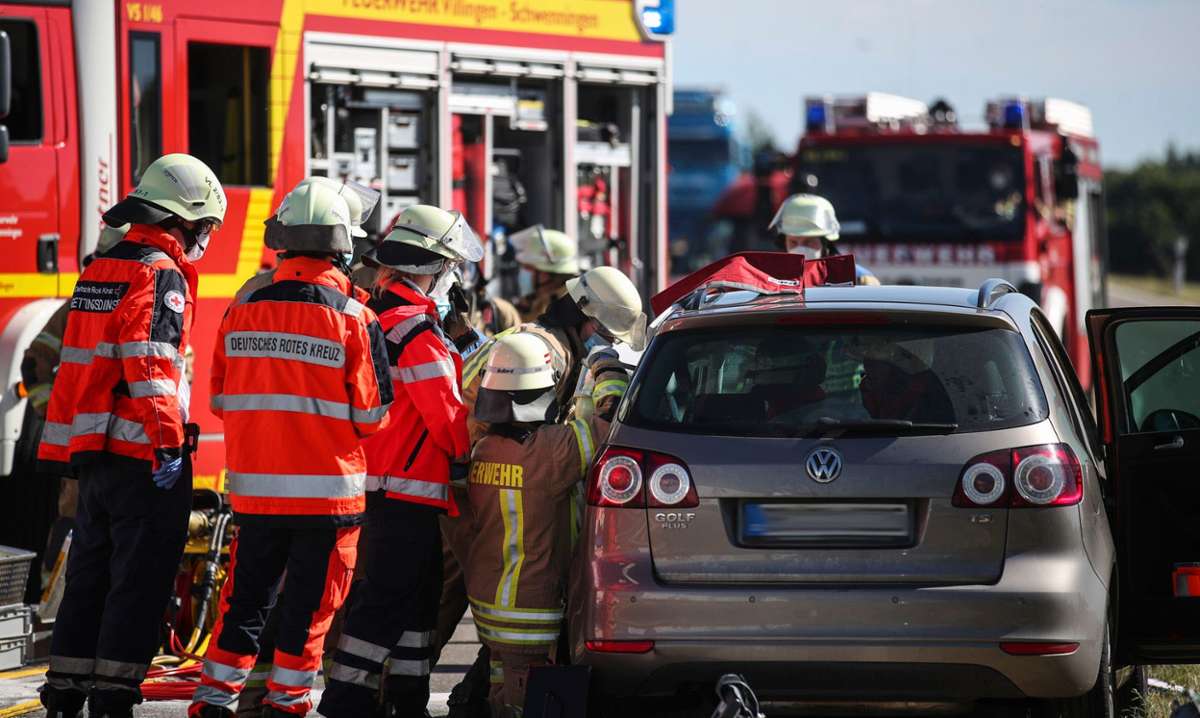 Die Feuerwehr musste die Fahrerin aus ihrem Wagen befreien. Foto: Marc Eich