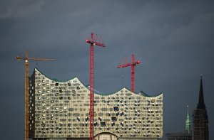 Die zurzeit teuerste Bauruine der Republik soll 2017 doch noch eröffnet werden: Hamburgs Elbphilharmonie. Foto: dpa