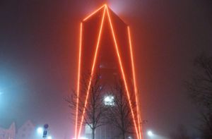 Der Neckartower in Schwenningen erstrahlt am Donnerstag in orangenen Licht, um auf Gewalt gegen Frauen aufmerksam zu machen. Foto: Kupferschmidt