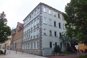 Die Häuser Kirchengraben 17 (vorne) und 15 sollen dem Neubau  des Albstädter Medienzentrums weichen. Foto: Kistner