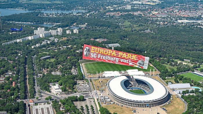 Riesiges SC-Freiburg-Banner kreist über Berlin