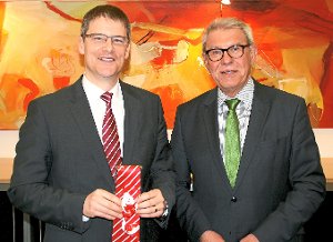Haslachs Bürgermeister Heinz Winkler (rechts) gratuliert Bernd Jacobs zu seiner Wahl und überreicht dem künftigen Vorstandsvorsitzenden zugleich eine Krawatte mit Sparkassen-Logo. Foto: Sparkasse