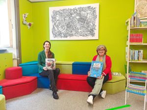 Das neue Duo der Stadtbibliothek: Alina Meinel (von links) und Lucia Kienzler in der Ecke, die für den Lesenachwuchs eingerichtet wurde. Foto: Becker