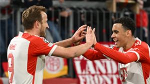 Harry Kane (links) und Jamal Musiala bejubeln einen Treffer im Achtelfinale gegen Lazio Rom. Die Münchner hatten sich nach einem Unentschieden in Italien am Ende daheim deutlich mit 3:0 durchgesetzt. Foto: dpa/Sven Hoppe