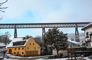 Die 264 Meter lange Talbrücke quer über Epfenhofen stellt ein dominantes Wahrzeichen dar. Foto: Herrmann