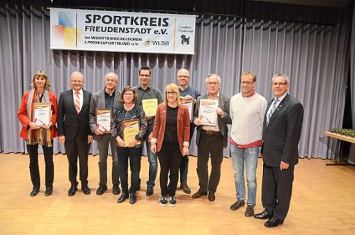 Insgesamt 3000 Euro sind von Uwe Braun (zweiter von links) und Sandra Tutzauer (fünfte von rechts) an fünf Vereine beim Jugendförderpreis vergeben worden Foto: Schwarzwälder Bote