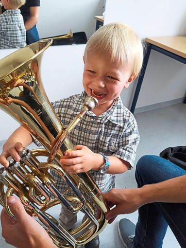 Kinder können in der JMS St. Georgen   Instrumente kennen lernen. Foto: Jugendmusikschule Foto: Schwarzwälder Bote