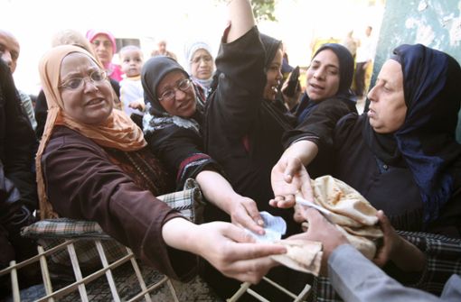 Menschen drängen sich in Kairo, weil Brot zu Sonderpreisen angeboten wird. Foto: picture-alliance/ dpa/epa Khaled El Fiqi