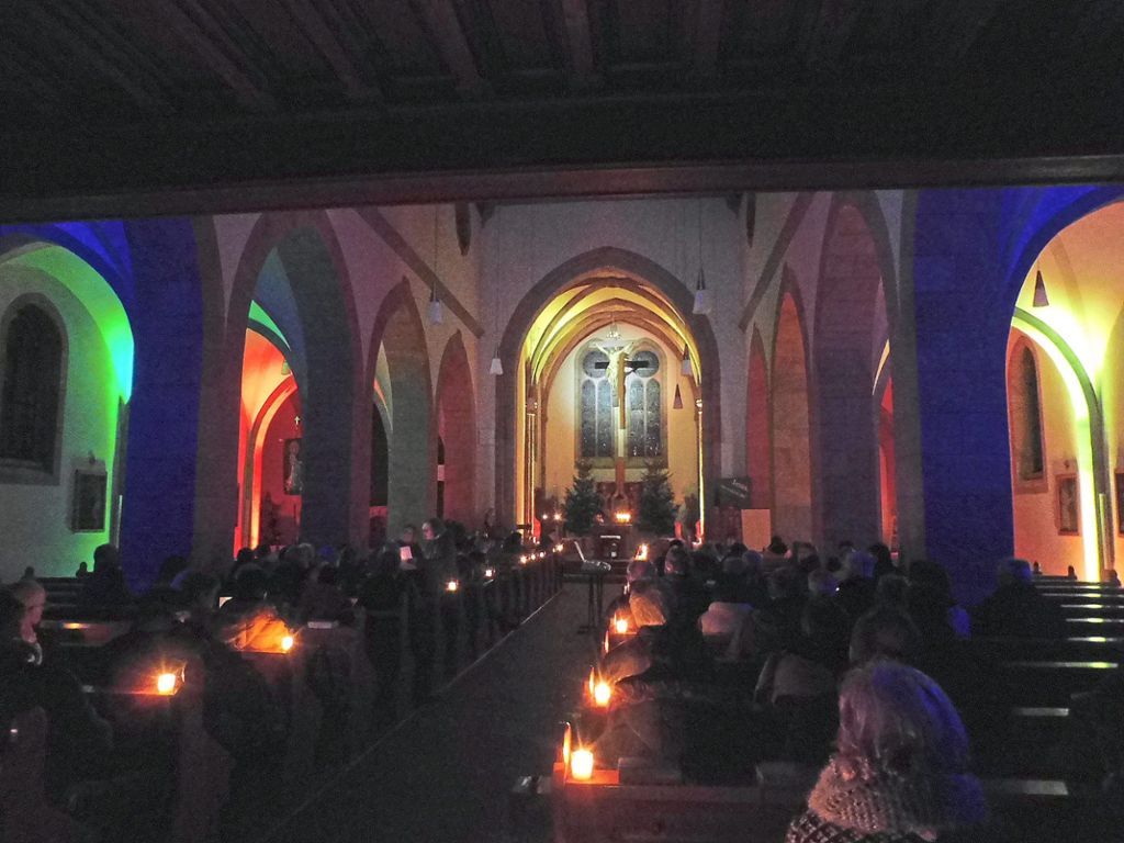 Ein außergewöhnliches Farbenspiel bot sich den Besuchern der Nacht der offenen Kirche.Foto: Rapp