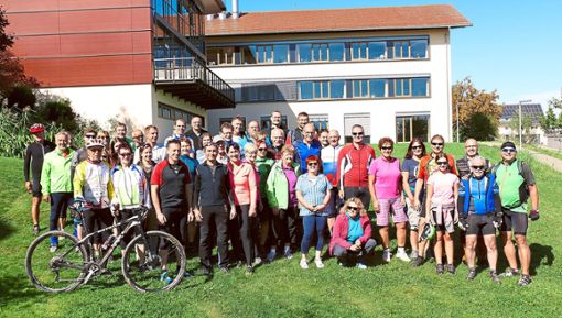 Bürgermeister Christoph Enderle (Dritter von rechts) begrüßte die Teilnehmer  der  Radsaison-Abschlussfahrt  Foto: Stadler Foto: Schwarzwälder Bote