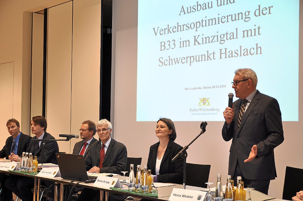 Bürgermeister Heinz Winkler (rechts) legte nochmals auch Regierungspräsidentin Bärbel Schäfer und ihren Mitarbeitern die Haslacher Sicht auf die B33-Problematik dar.