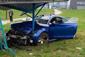 Ein 36-jähriger Mann kommt in einem Industriegebiet in Tamm von der Fahrbahn ab und zerstört mit seinem blauen Audi TT das Wartehäuschen einer Bushaltestelle. Foto: www.7aktuell.de | DB