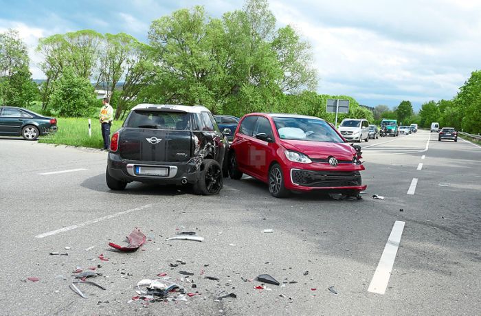 Langer Stau auf B14: Abbiegeunfall: Drei Fahrzeuge beschädigt