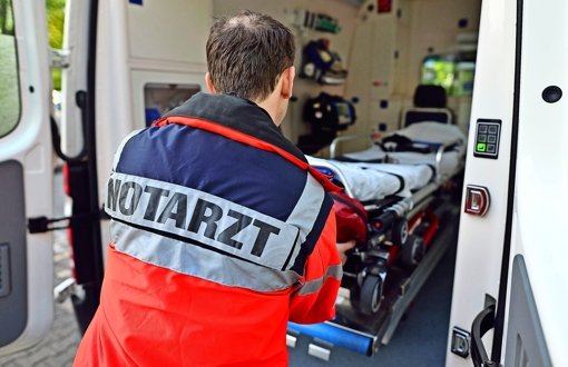 Ein Notarzt kann nichts mehr für ihn tun: In Bad Cannstatt stirbt ein 28-Jähriger, nachdem er vermutlich K.O.-Tropfen konsumiert hat. (Symbolbild) Foto: dpa