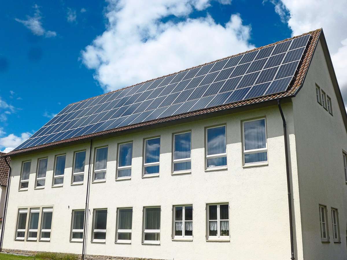Auch auf dem Dach der Alten Schule in  Erzingen versieht eine Photovoltaik-Anlage ihren Dienst. Sie ist verpachtet. Foto: Hauser