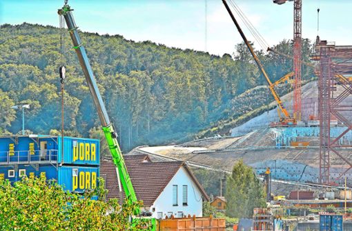 Vier gelbe Buchstaben auf blauem Hintergrund: Das Unternehmen Porr nimmt als Brückenbauer derzeit eine wichtige Rolle in Horb ein. Foto: Jürgen Lück