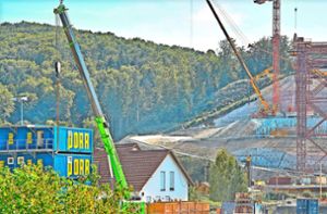Vier gelbe Buchstaben auf blauem Hintergrund: Das Unternehmen Porr nimmt als Brückenbauer derzeit eine wichtige Rolle in Horb ein. Foto: Jürgen Lück