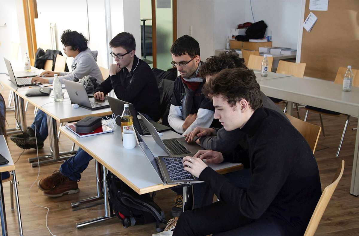 In Gruppenarbeit haben sich die jungen IT-Fachleute um besondere Aufgaben gekümmert und so auf die zweite Runde des Bundeswettbewerbs Informatik vorbereitet. Foto: IT Forum/Thomas Seilker