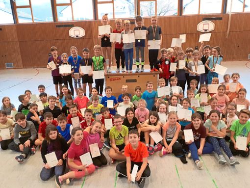 Die Grundschüler der Georg-Schöner-Schule zeigen ihre Urkunden von den Winterbundesjugendspielen. Foto: Mai Foto: Schwarzwälder Bote