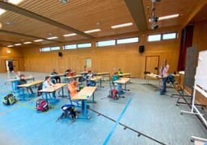 Die Kornbühlhalle in Salmendinger ist zum Klassenzimmer für die Schüler der Grundschule Ringingen umfunktioniert worden. Foto: privat Foto: Schwarzwälder Bote
