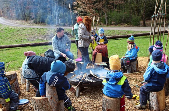 Besuch in Dunningen: Europa-Wanderer beeindrucken die Kinder des Waldkindergartens
