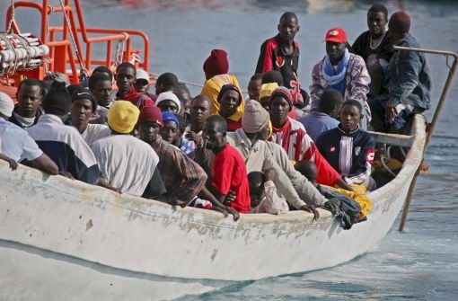 Flüchtlinge in einem Boot auf dem Mittelmeer. Allein in den letzten fünf Tagen sind mehr als 300 Menschen ums Leben gekommen. (Symbolfoto) Foto: dpa