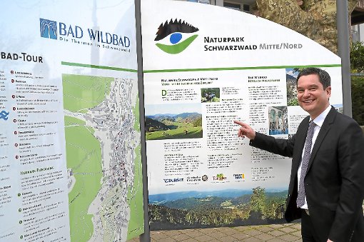 Bad Wildbads Bürgermeister Klaus Mack ist zufrieden mit der Entwicklung der Stadt Bad Wildbad. Die Tafel mit den Attraktionen der Stadt steht an der Endhaltestelle der Stadtbahn. Deren Inbetriebnahme war sehr wichtig für Stadt. Foto: Krokauer